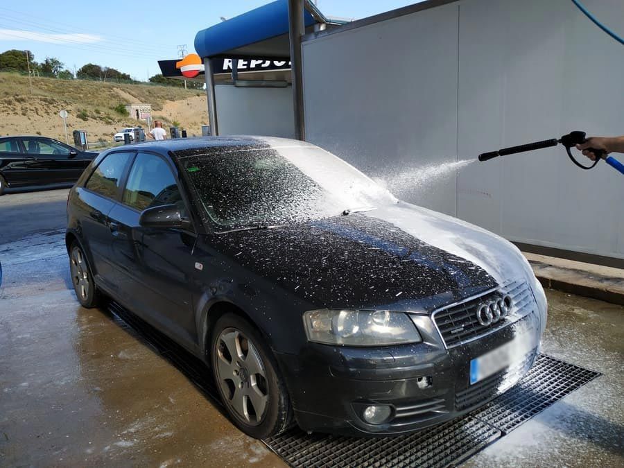 Carburantes Navas lavando coche