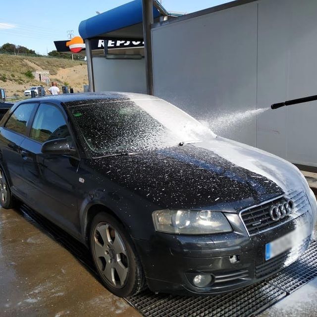 Carburantes Navas lavando coche